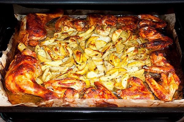 Противень с запеченной курицей и картошкой