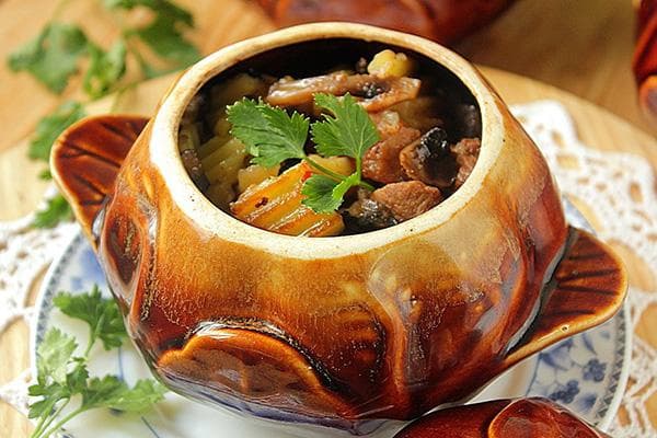 Жаркое в глиняном горшочке