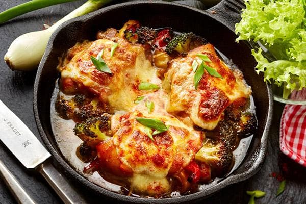 Чугунная сковорода с запеченным мясом