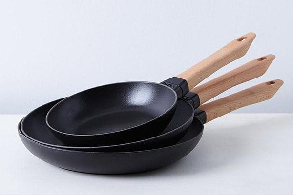 Сковородки с деревянными ручками