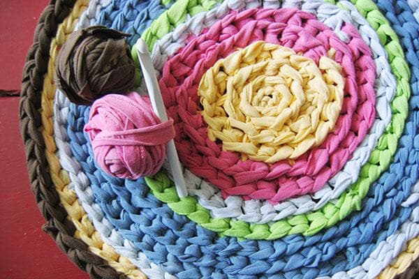 Самодельный плетеный коврик из косичек