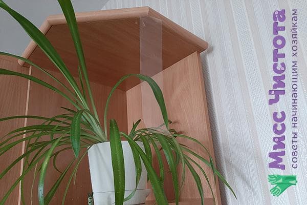 Полоска скотча, приклеенная к угловой полке
