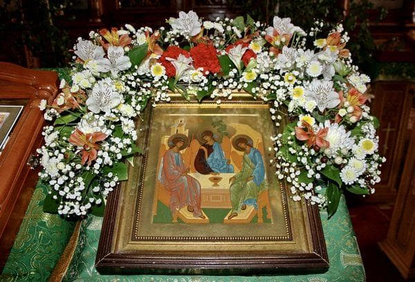 Икона Святой Троицы в церкви