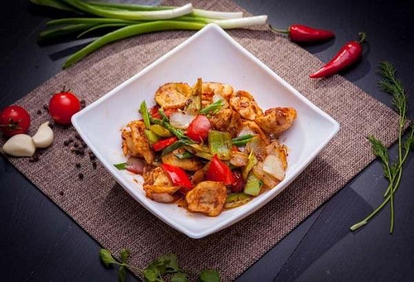 Жареные пельмени с овощами