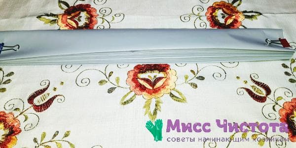 сложенный гармошкой рулон обоев